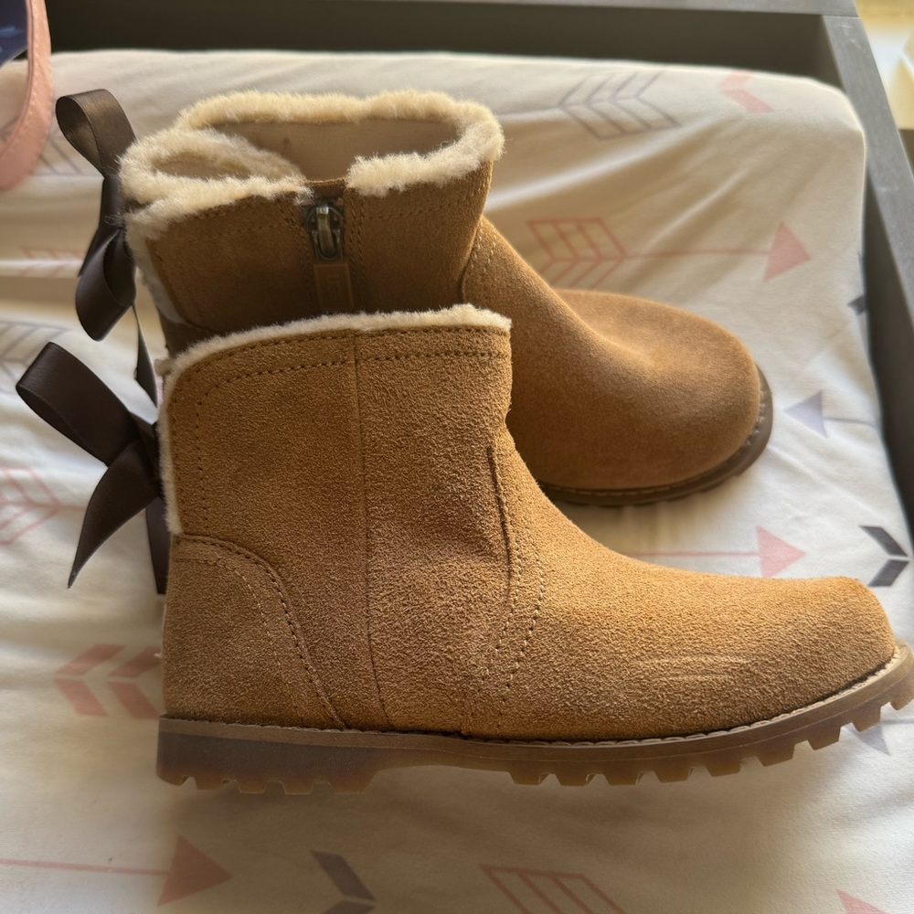 NWOT Girls Ugg boots